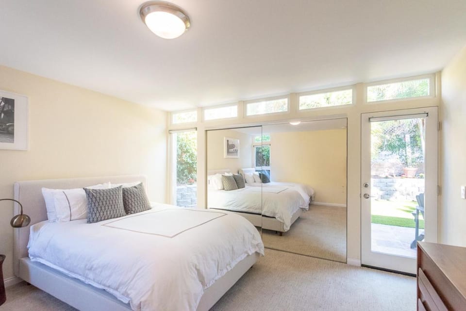 Beach Resort Home with Ocean Views Jacuzzi & Sauna! House in Del Mar