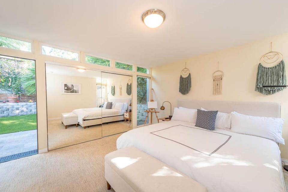 Beach Resort Home with Ocean Views Jacuzzi & Sauna! House in Del Mar