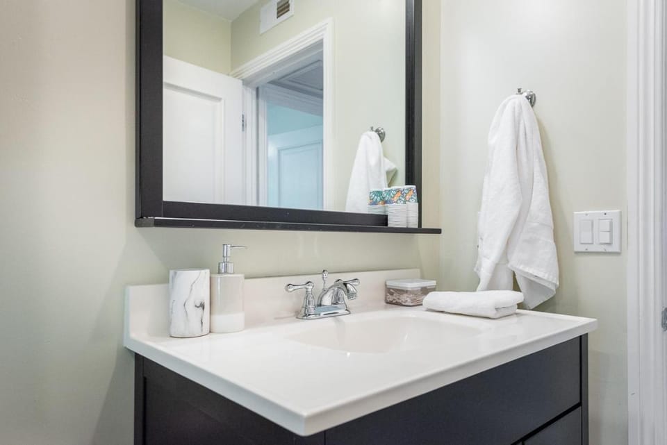 Beach Resort Home with Ocean Views Jacuzzi & Sauna! House in Del Mar