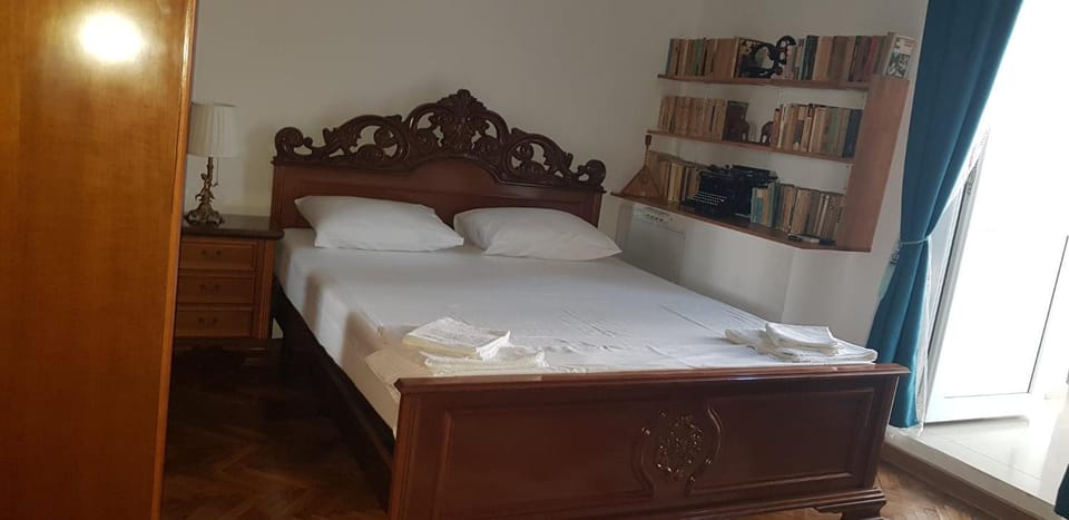 Bed, Library, Photo of the whole room, Bedroom