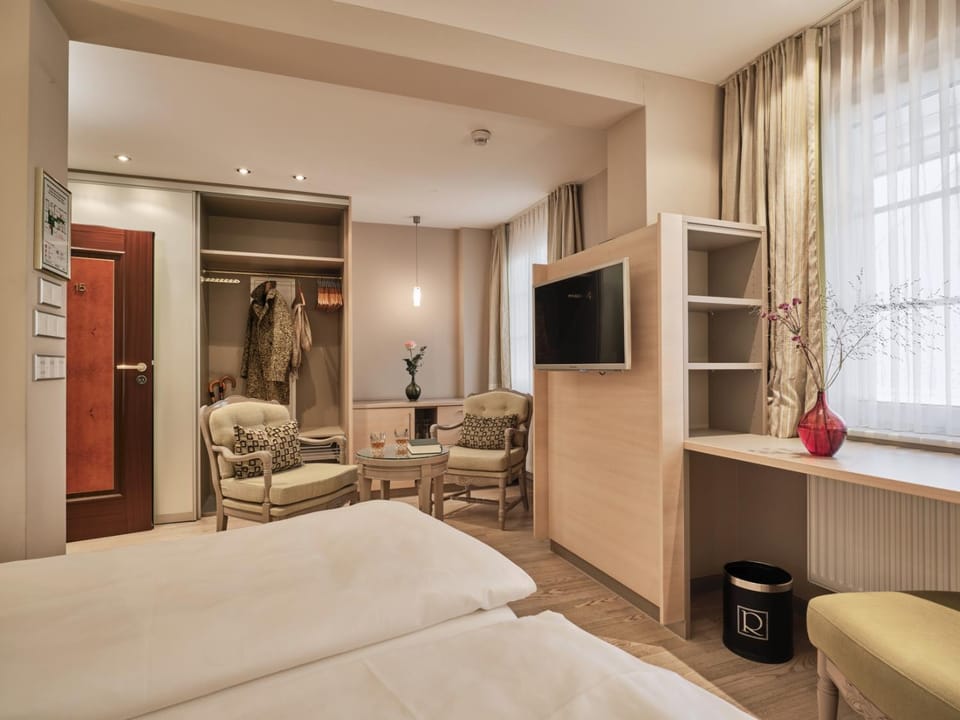 Bed, TV and multimedia, Living room, Photo of the whole room, Bedroom