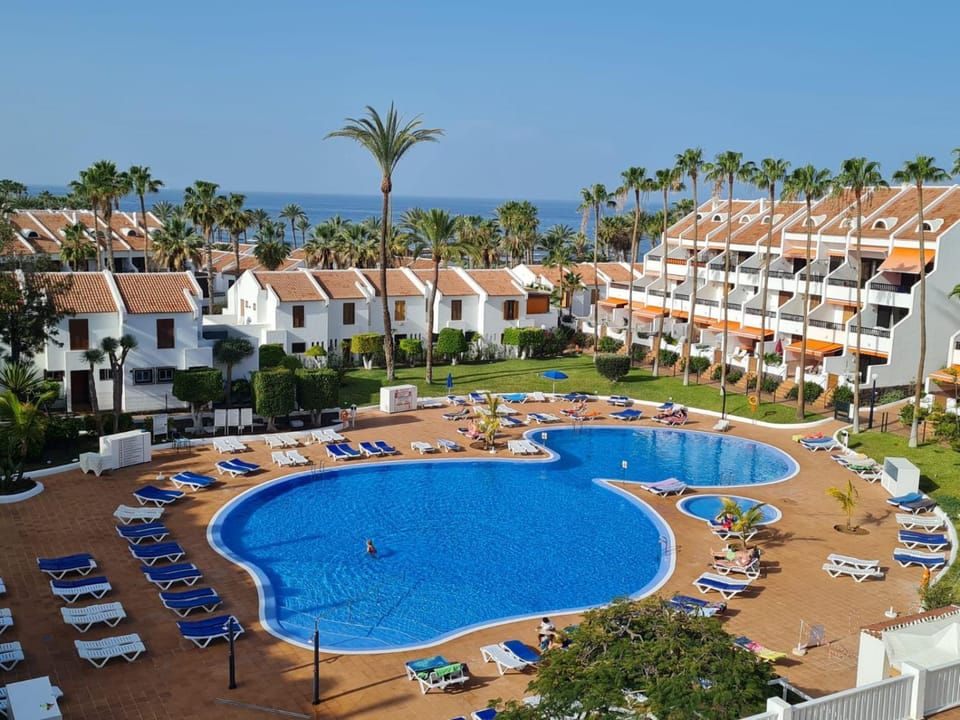 Pool view, Swimming pool, sunbed