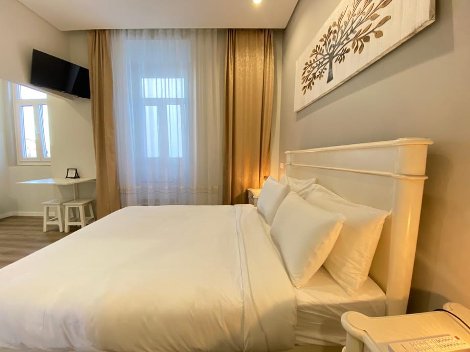Bed, TV and multimedia, Bedroom, hair dresser