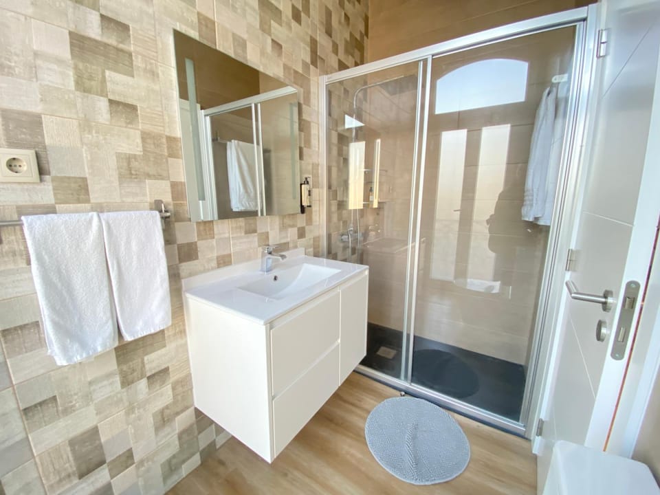 Shower, Bathroom, towels