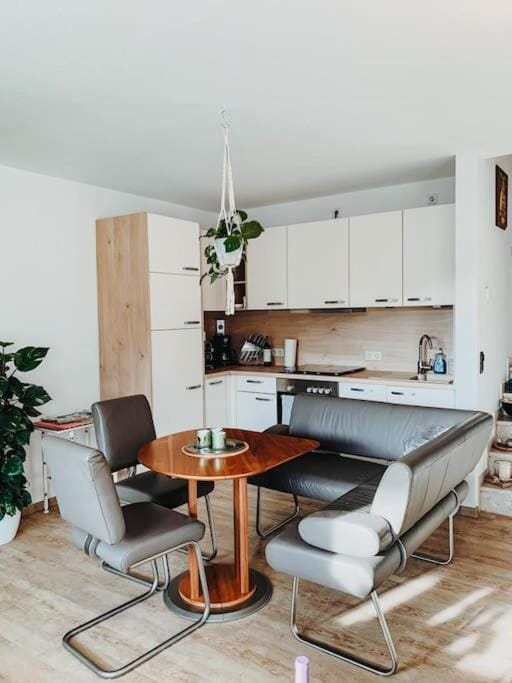 Kitchen or kitchenette, Living room, Seating area, Dining area, stove