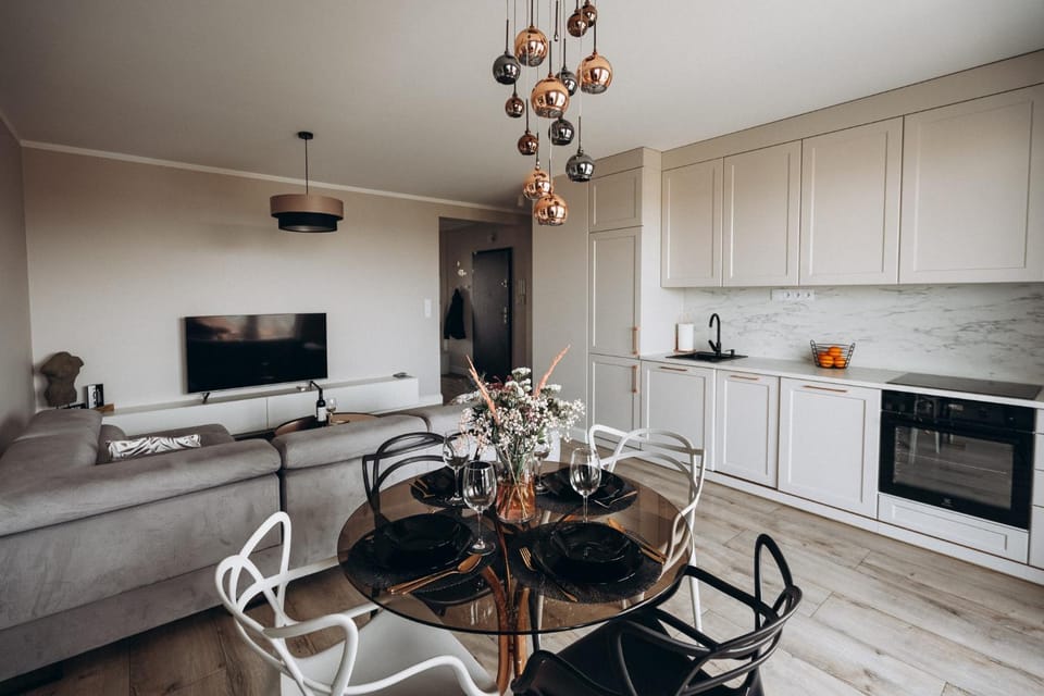 TV and multimedia, Kitchen or kitchenette, Living room, Seating area, Dining area, stove