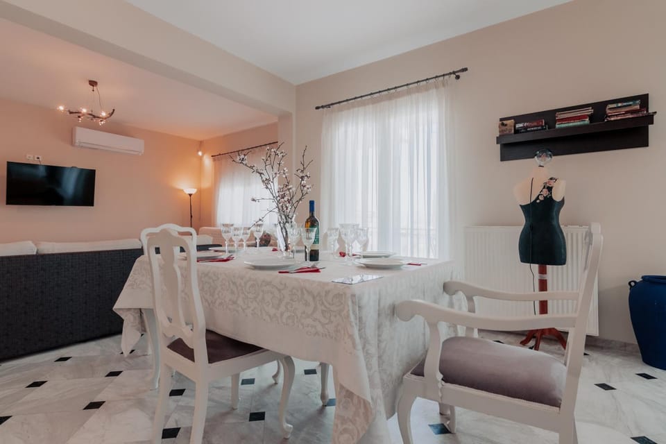 Communal lounge/ TV room, TV and multimedia, Living room, Seating area, Dining area, Evening entertainment