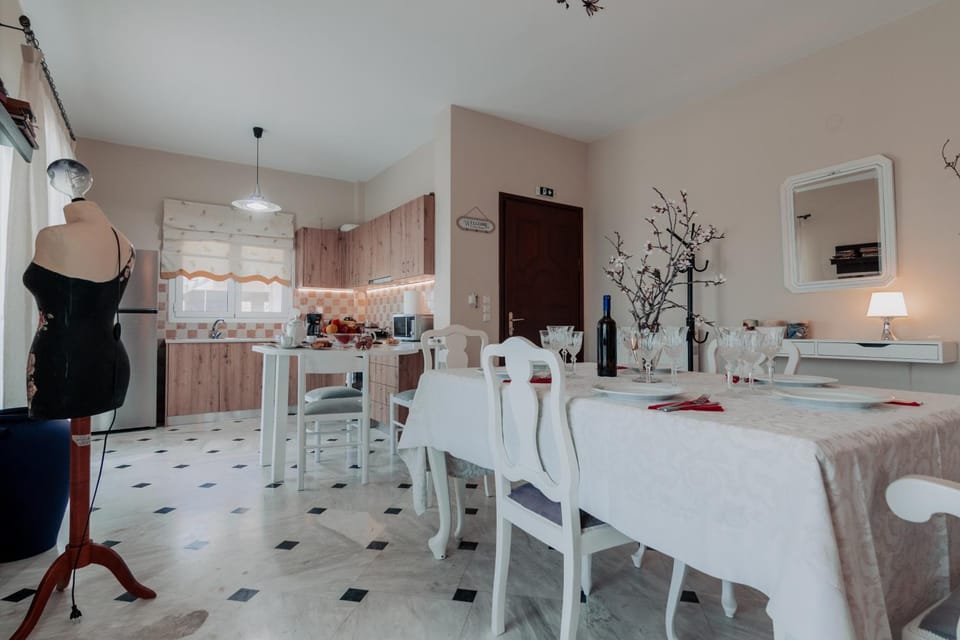 Kitchen or kitchenette, Dining area, oven