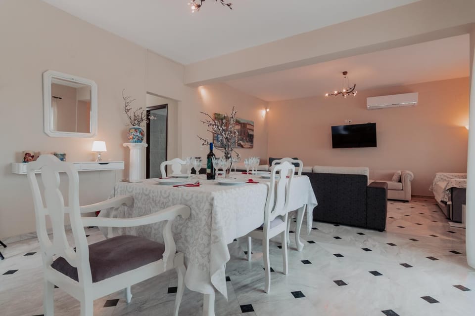 Communal lounge/ TV room, TV and multimedia, Living room, Seating area, Dining area, Evening entertainment