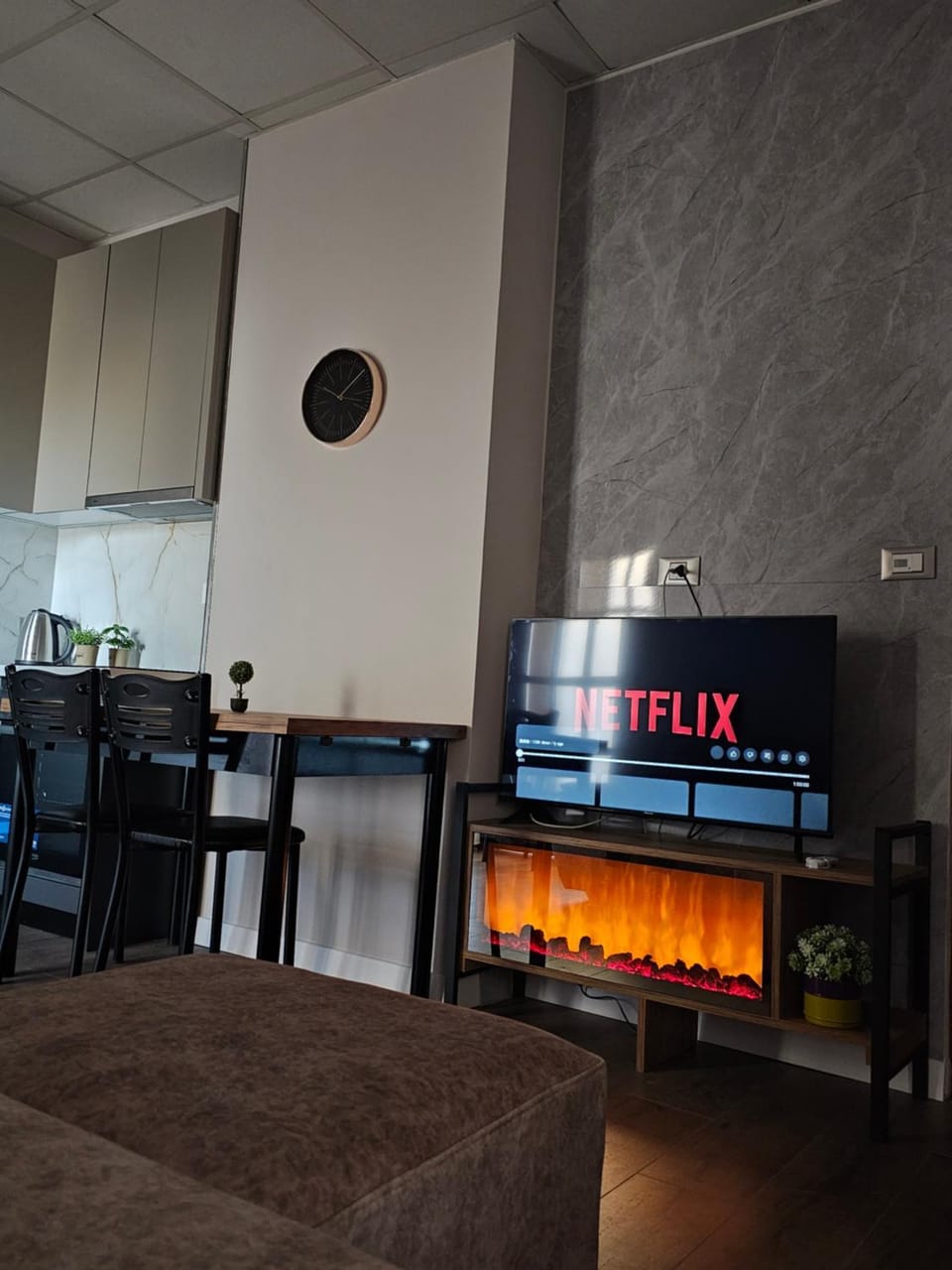 TV and multimedia, Kitchen or kitchenette, Living room, Seating area, Dining area, flat iron