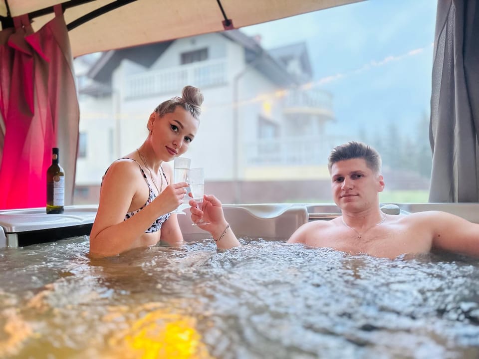 People, Natural landscape, Hot Tub, Hot Tub, Spa and wellness centre/facilities, Guests, group of guests