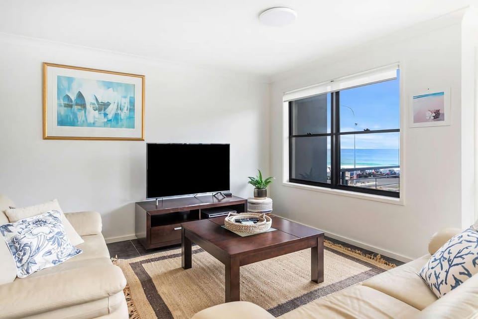 TV and multimedia, Living room, Seating area, Sea view