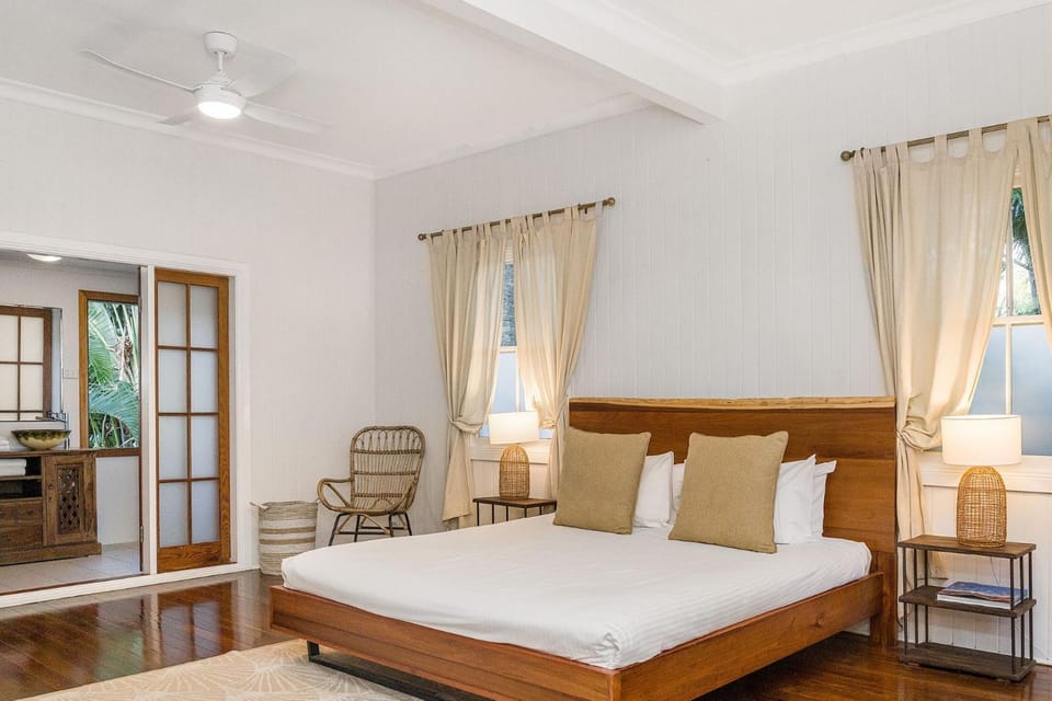 Bed, Photo of the whole room, Seating area, Bedroom, fireplace