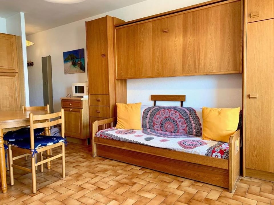 Appartement T2 avec terrasse ensoleillée et garage privatif - FR-1-604-30 Apartment in Mèze
