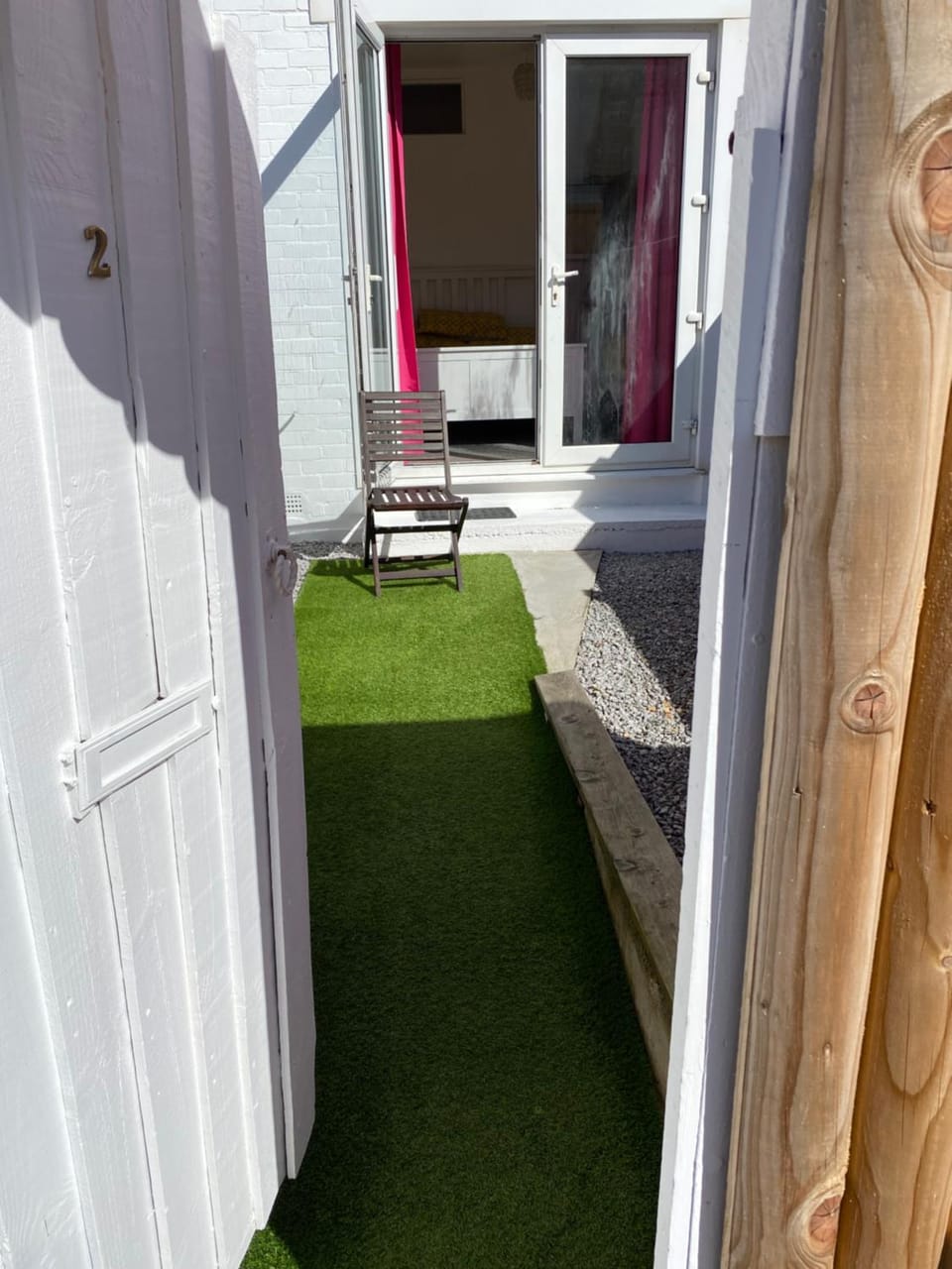 SINGER HOUSE GUEST HOUSE ,FREE PARKING ,1 BEDROOM GROUND FLOOR HOLIDAY FLAT , Private Gate & Garden & Bathroom , microwave , Fridge , Opposite Paignton Pier & Beach , Hotel Reception To Happily Help & Greet you , 1 DOUBLE BED & 1 SINGLE BED Apartment in Paignton