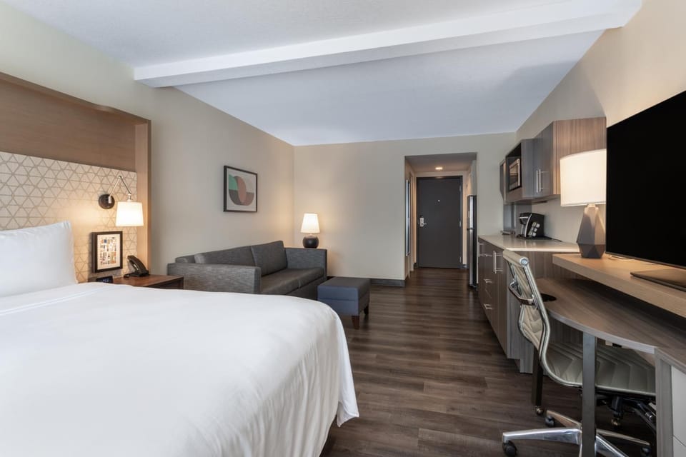 Bed, TV and multimedia, Kitchen or kitchenette, Photo of the whole room, Seating area