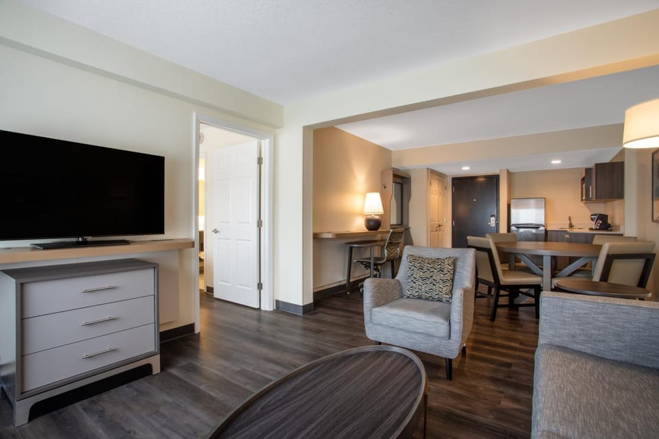 TV and multimedia, Kitchen or kitchenette, Living room, Seating area, Dining area