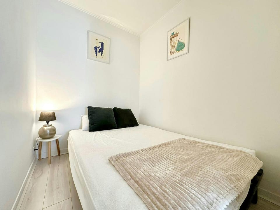 Bed, Other, Photo of the whole room, Bedroom