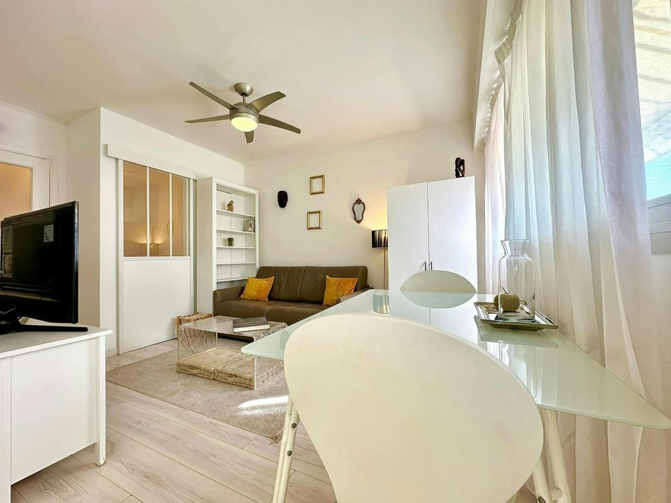 Communal lounge/ TV room, TV and multimedia, Living room, Other, Seating area, Dining area, Beach