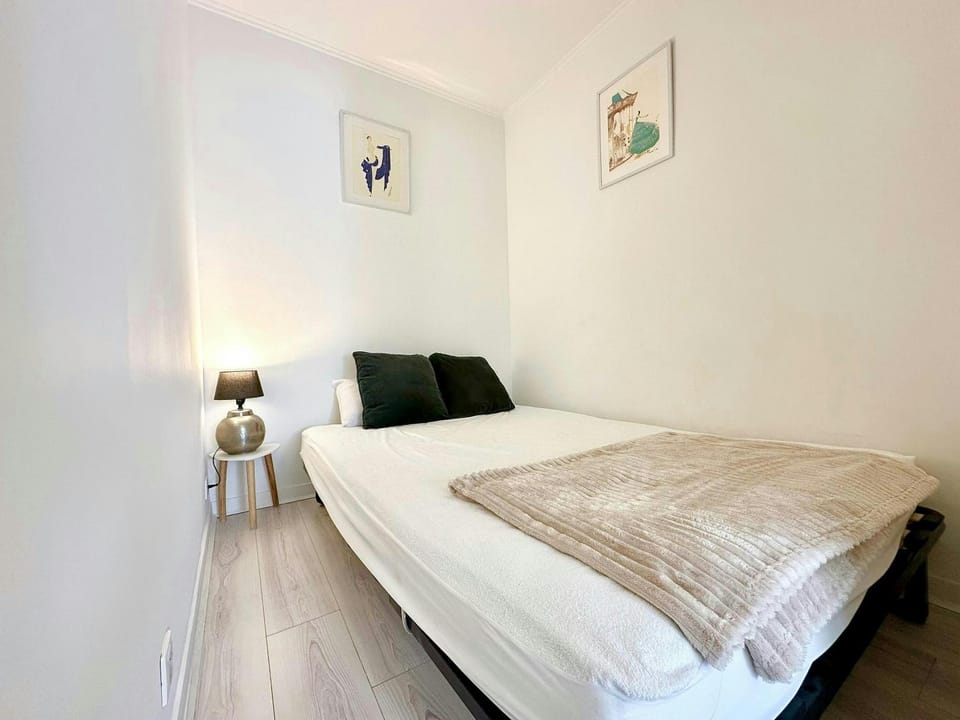 Bed, Other, Photo of the whole room, Bedroom