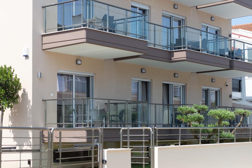 Property building, Facade/entrance, Balcony/Terrace