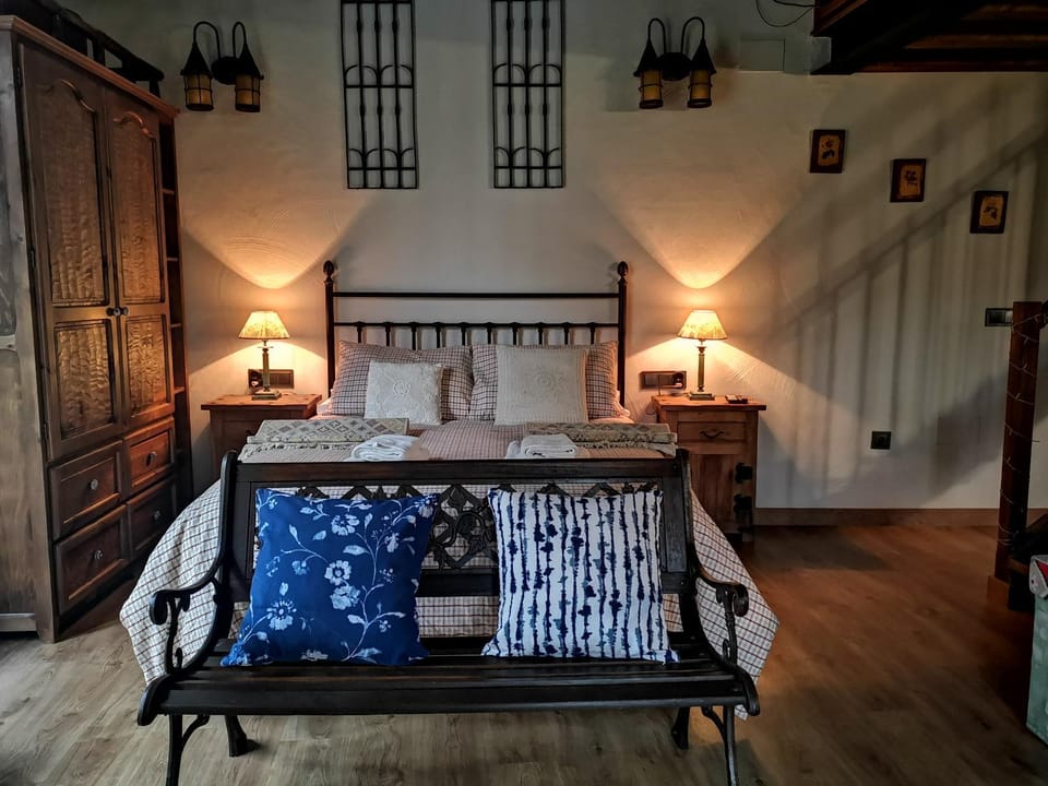 Bed, Photo of the whole room, Bedroom