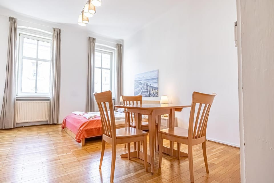 Bed, Seating area, Dining area