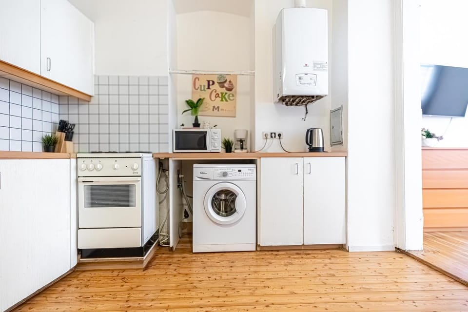 Kitchen or kitchenette, oven, stove