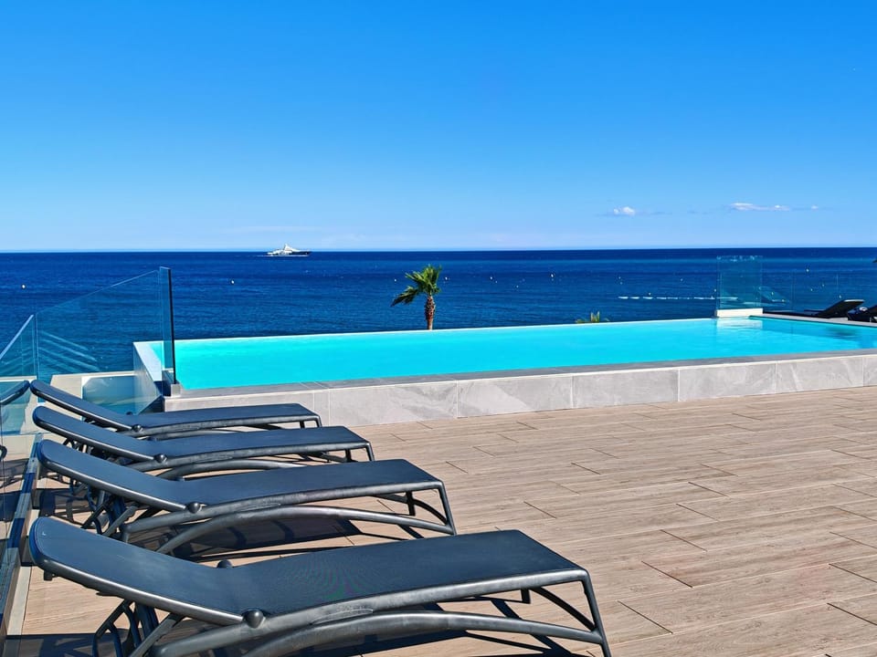 Pearl Beach - Rooftop Pool Seaside Apartment in Villeneuve-Loubet
