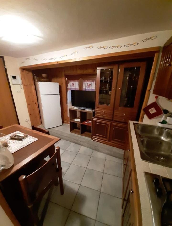 Kitchen or kitchenette, Dining area