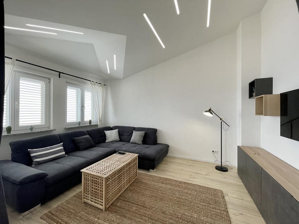 TV and multimedia, Living room, Seating area, Bedroom