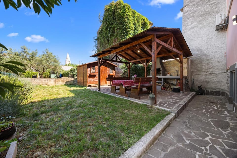 Milka House with Sea View of the Brijuni Islands by Istrabook Villa in Pula