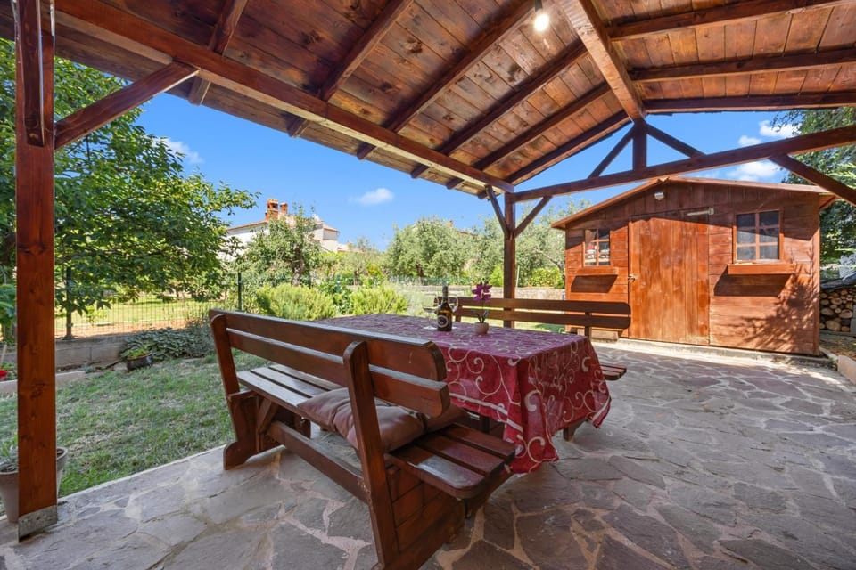 Milka House with Sea View of the Brijuni Islands by Istrabook Villa in Pula