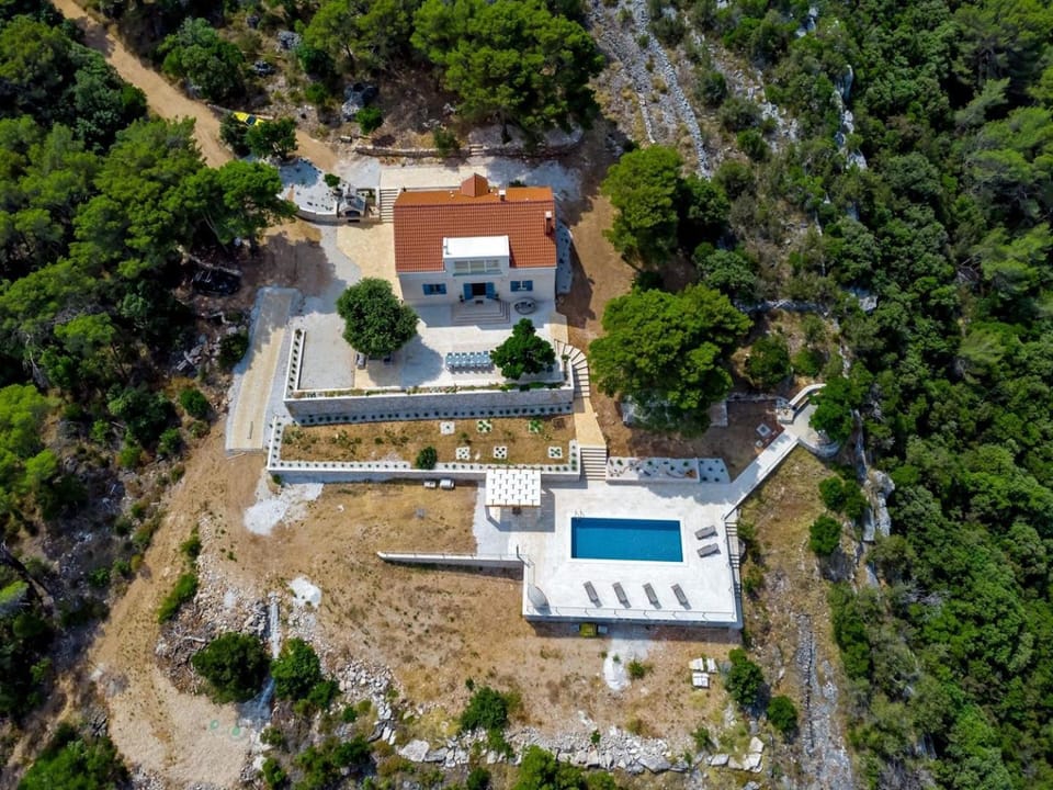 Property building, Day, Natural landscape, Bird's eye view, Garden, Balcony/Terrace, Pool view, Swimming pool