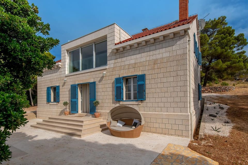 Property building, Day, Balcony/Terrace