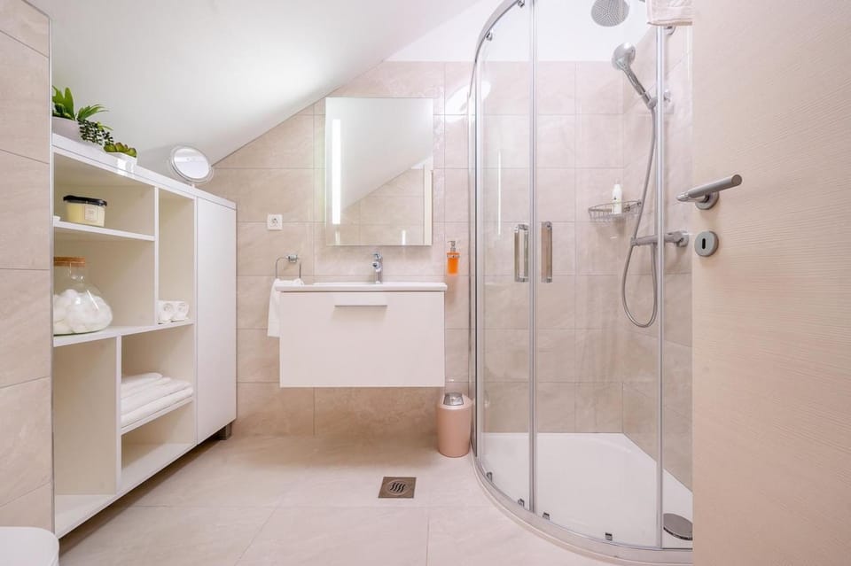 Shower, Bathroom, towels