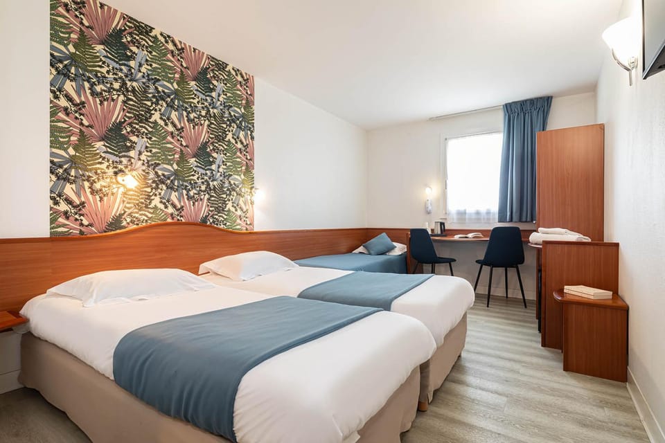 Bed, TV and multimedia, Photo of the whole room, Seating area, Bedroom