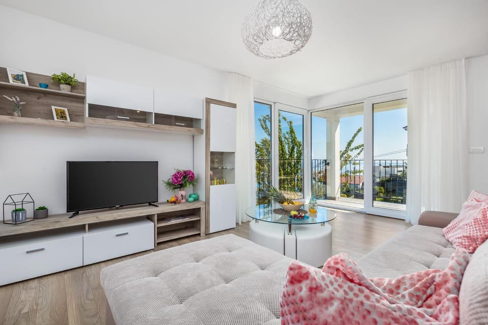 TV and multimedia, Living room, Seating area, Evening entertainment