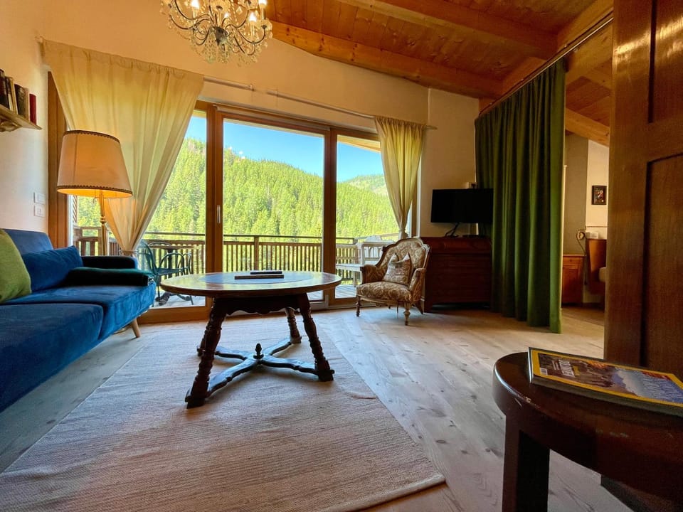 Living room, Seating area, Mountain view