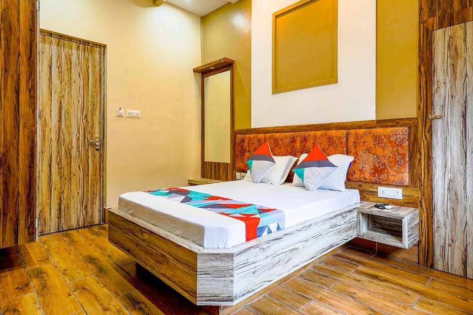 Bed, Photo of the whole room, Dining area, Bedroom