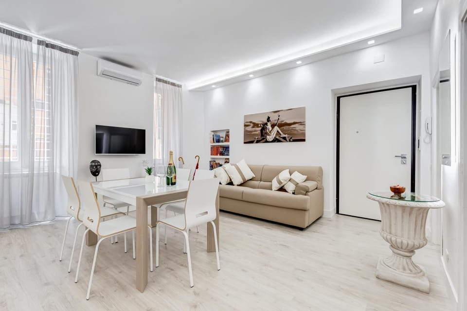 TV and multimedia, Living room, Lounge or bar, Seating area, Dining area