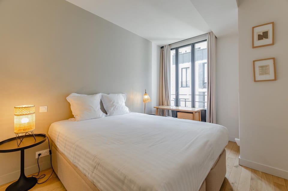 Photo of the whole room, Bedroom