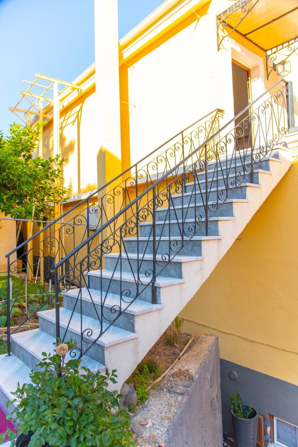 Facade/entrance, Balcony/Terrace