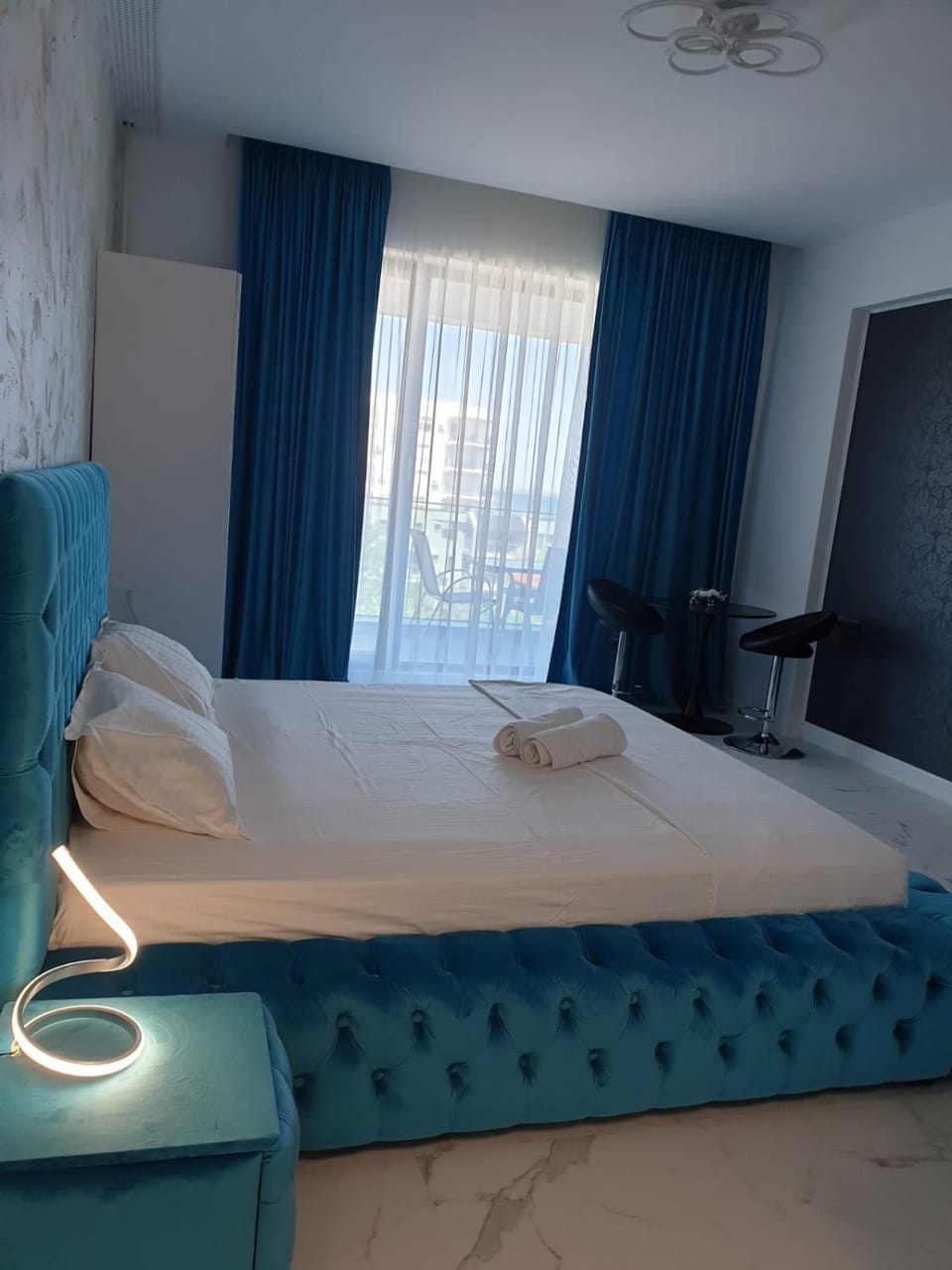 Bed, Living room, Photo of the whole room, Bedroom