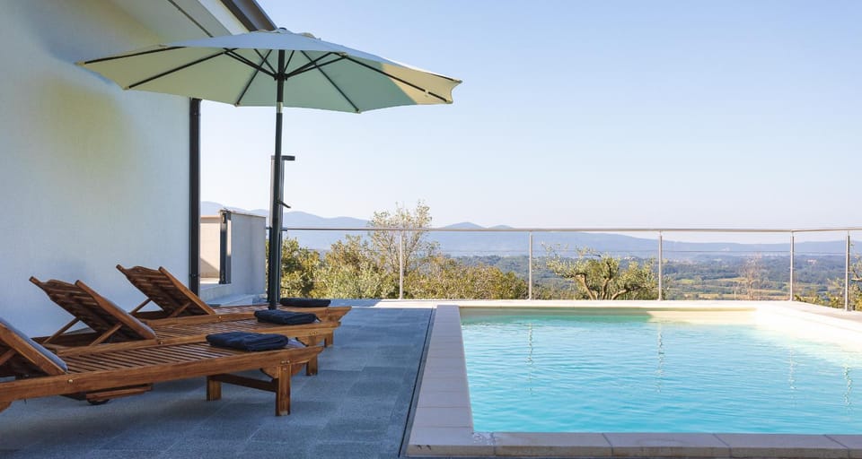 Patio, Day, Natural landscape, View (from property/room), Balcony/Terrace, Mountain view, Pool view, Swimming pool, sunbed