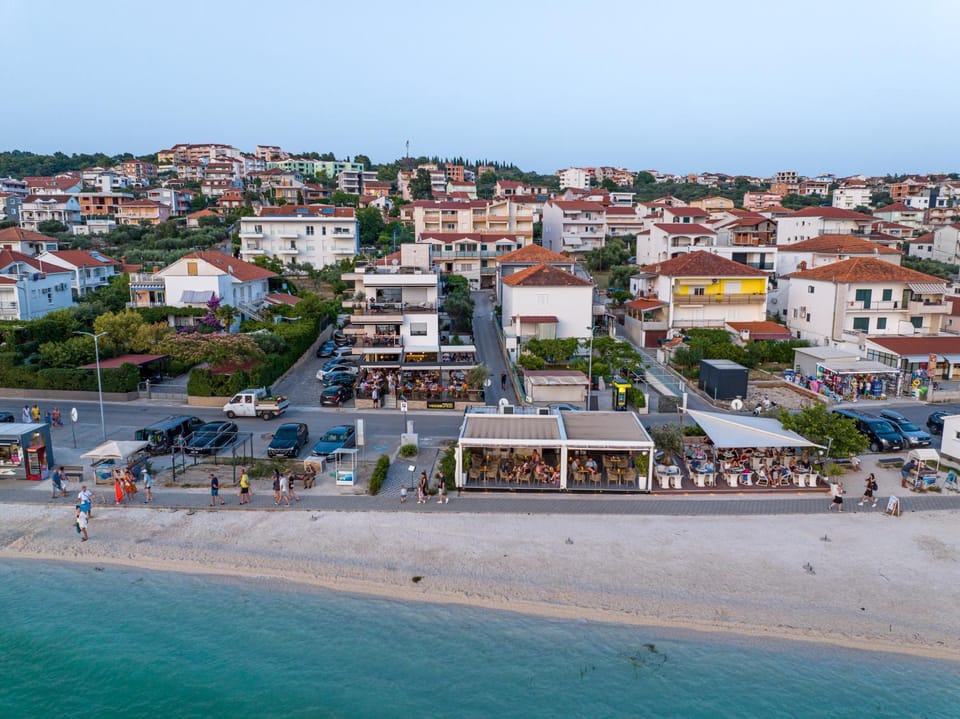 Vagabundo beachfront apartment 1 - Luxury - Sea views - Free parking Apartment in Okrug Gornji