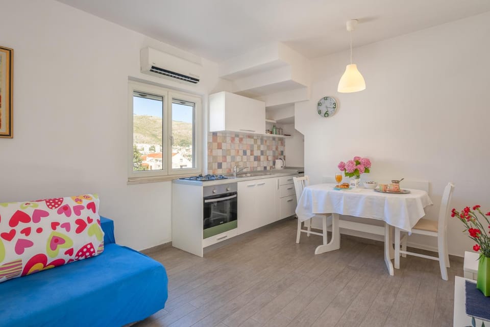 Kitchen or kitchenette, Living room, pet friendly