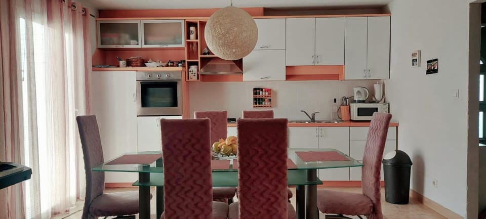 Dining area, kitchen