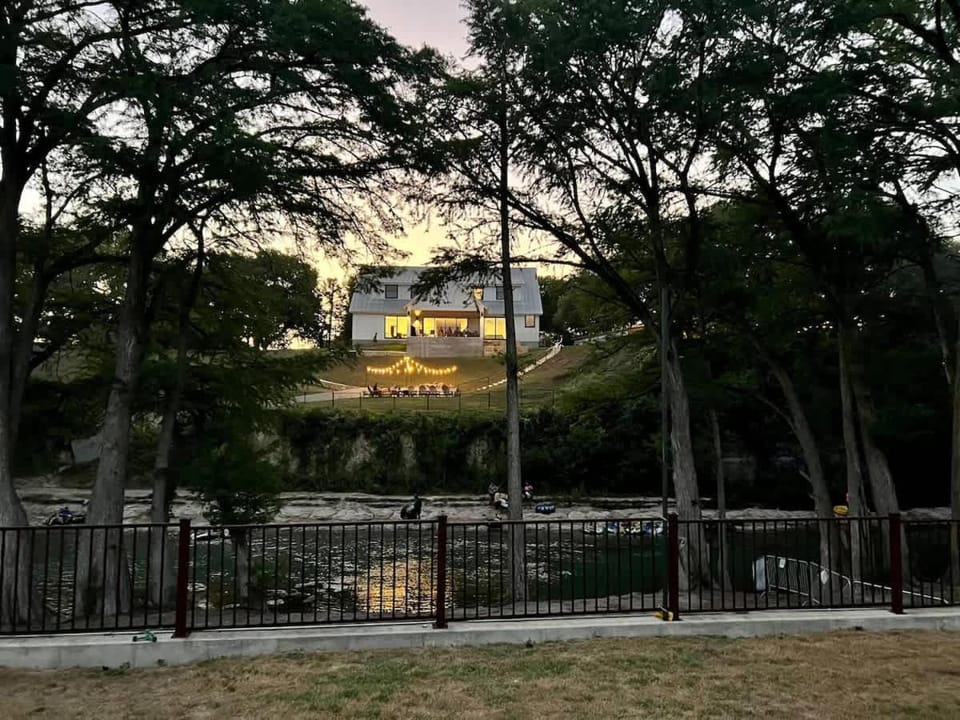 CL 270 The White House on the Horseshoe House in Canyon Lake