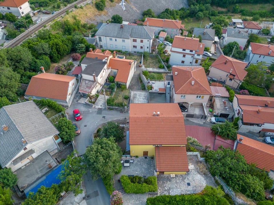 Property building, Bird's eye view, Location